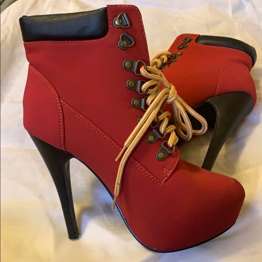 Heel lace boots